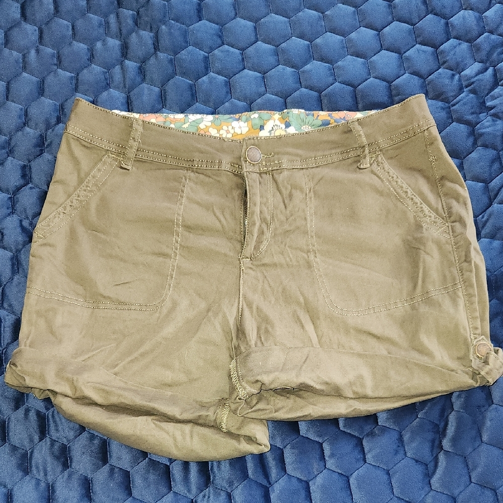 JW Olive Green Shorts 98% Cotton Back Pocket Flap Roll Tab Size 10